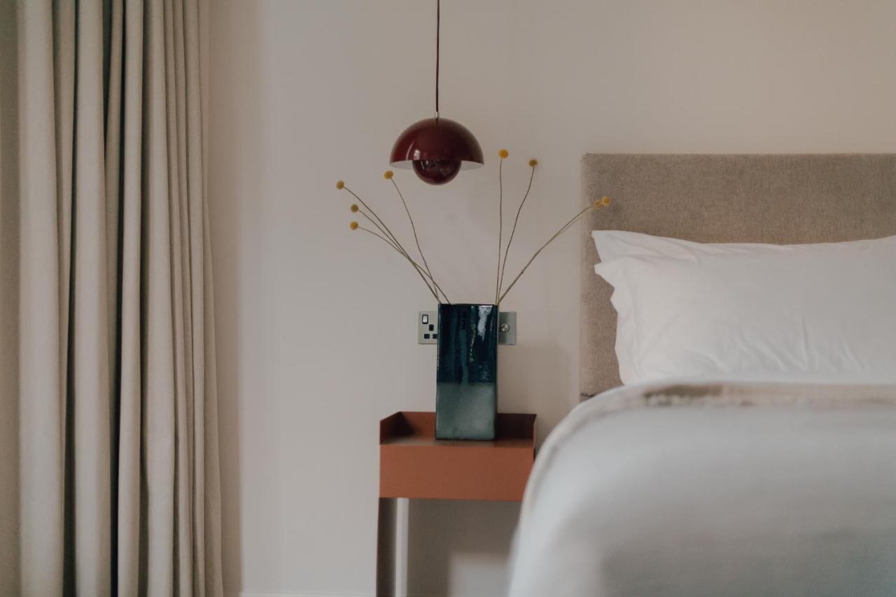 Leighton House - Boutique Guesthouse Bath Exterior photo A bedside table