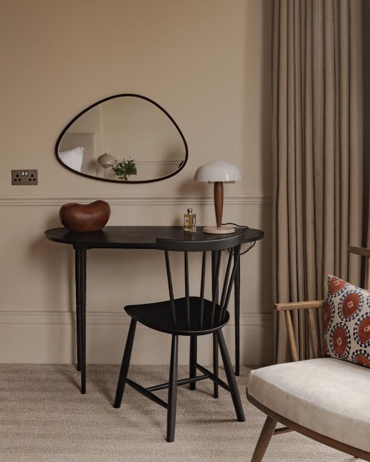 Leighton House - Boutique Guesthouse Bath Exterior photo A contemporary dressing table
