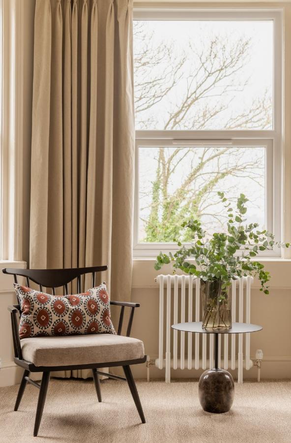 Leighton House - Boutique Guesthouse Bath Exterior photo A window with a windowsill