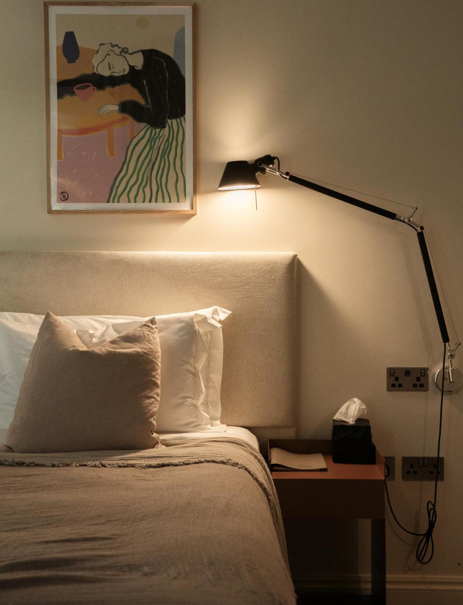 Leighton House - Boutique Guesthouse Bath Exterior photo A wall-mounted lamp